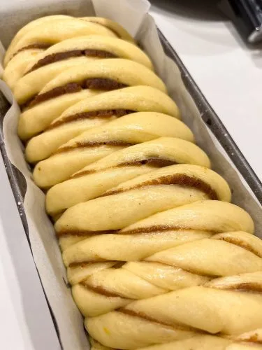 Козуначено руло с тесто, втасвало в хладилник