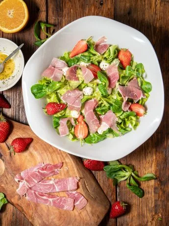 зелена салата с еленски бут