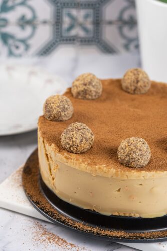 рецепта за бисквитена торта с домашен лешников крем