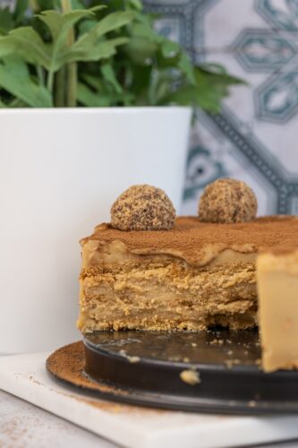 рецепта за бисквитена торта с домашен лешников крем